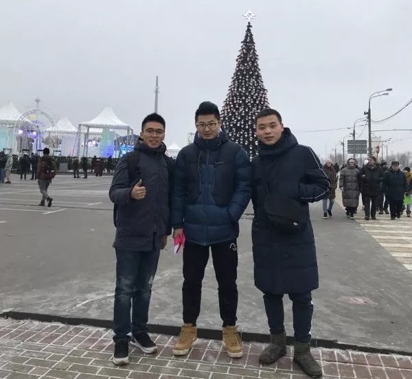 周同學和他遠道而來的朋友們參觀勝利廣場 周同學和他遠道而來的朋友們參觀勝利廣場 - 俄羅斯衛星通訊社