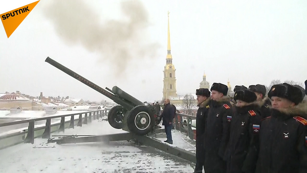 普京在彼得堡罗要塞发射大炮 - 俄罗斯卫星通讯社