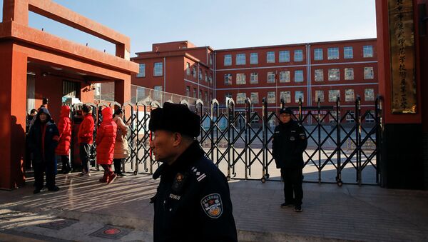 Полиция возле начальной школы, где произошло нападение, Пекин. 8 января 2019 - 俄羅斯衛星通訊社