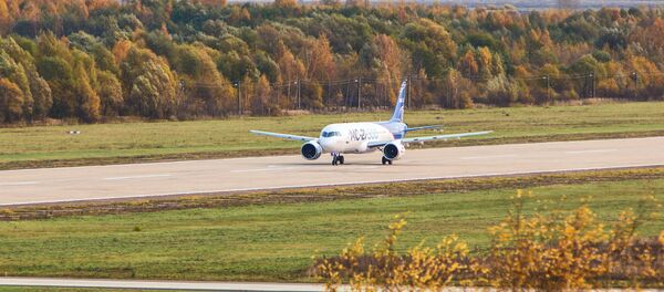 Самолет МС-21 совершает посадку в аэропорту Жуковский во время первого перелета из Иркутска - 俄羅斯衛星通訊社
