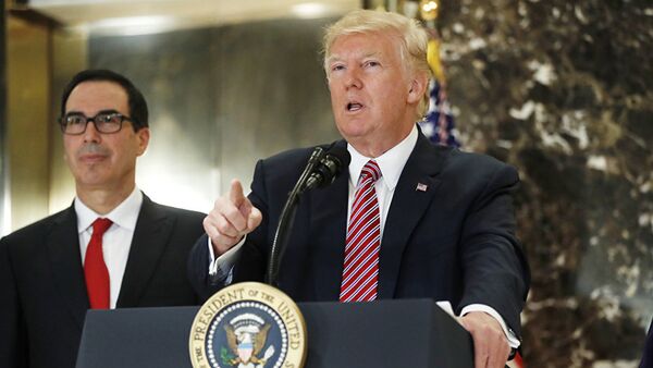 US President Donald Trump, accompanied by the country's Treasury Secretary Steven Mnuchin, speaks to the media in the lobby of Trump Tower in New York - 俄羅斯衛星通訊社