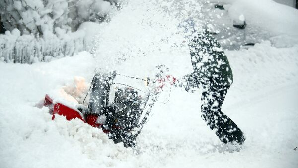 Мужчина во время уборки снега в Германии - 俄羅斯衛星通訊社