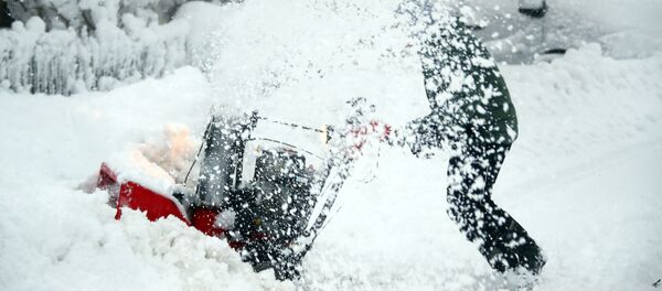 Мужчина во время уборки снега в Германии - 俄羅斯衛星通訊社
