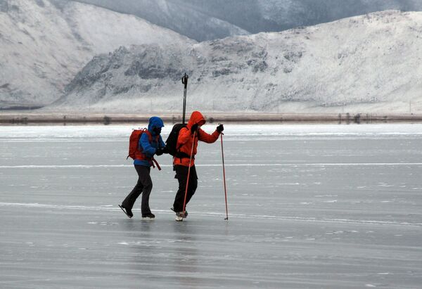 遊客在冰凍的貝加爾湖上滑冰 - 俄羅斯衛星通訊社