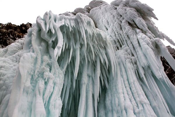 貝加爾凍湖沿岸懸崖上的冰柱 - 俄羅斯衛星通訊社