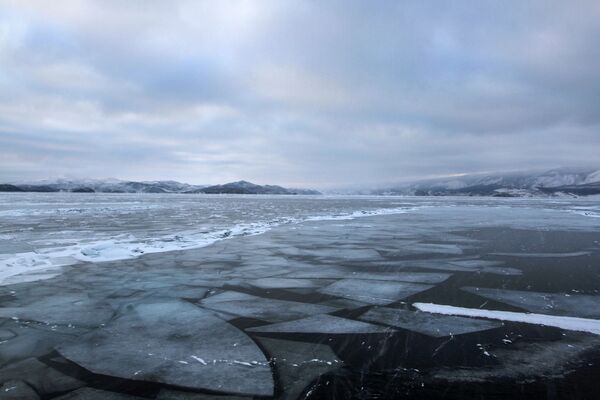 贝加尔冻湖上的冰 - 俄罗斯卫星通讯社
