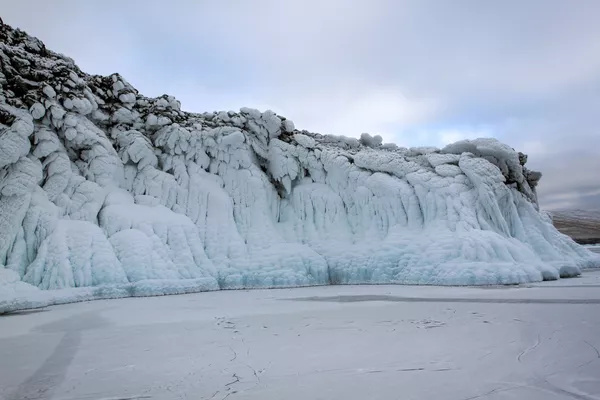 貝加爾凍湖的沿岸峭壁 貝加爾凍湖的沿岸峭壁 - 俄羅斯衛星通訊社