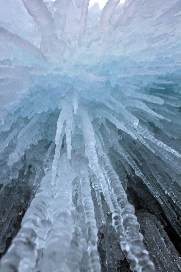 贝加尔冻湖沿岸悬崖上的冰柱 - 俄罗斯卫星通讯社