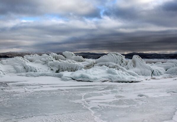 貝加爾凍湖沿岸懸崖上的冰凌 - 俄羅斯衛星通訊社