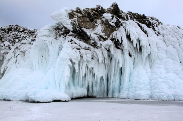 貝加爾凍湖沿岸懸崖上的冰柱 - 俄羅斯衛星通訊社