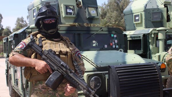 Иракский полицейский у бронированной машины  - 俄羅斯衛星通訊社