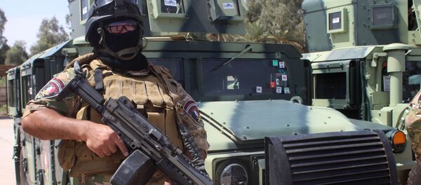 Иракский полицейский у бронированной машины  - 俄罗斯卫星通讯社