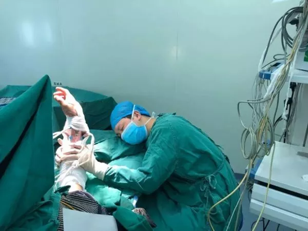 醫生連做6台手術後保住傷者斷臂 術後托舉手臂睡著 醫生連做6台手術後保住傷者斷臂 術後托舉手臂睡著 - 俄羅斯衛星通訊社