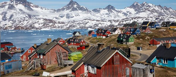 Заснеженные горы возвышаются над гаванью и городом Тасиилак, Гренландия - 俄罗斯卫星通讯社