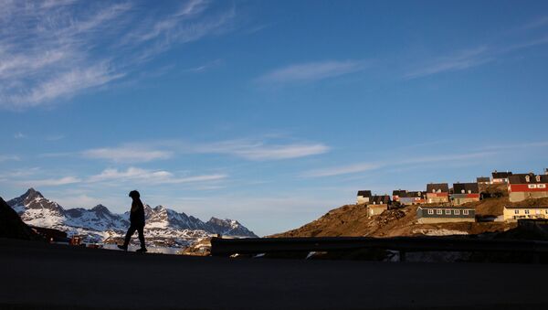 Мужчина идет по дороге в окрестностях города Тасиилак, Гренландия - 俄羅斯衛星通訊社