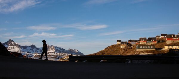 Мужчина идет по дороге в окрестностях города Тасиилак, Гренландия - 俄罗斯卫星通讯社