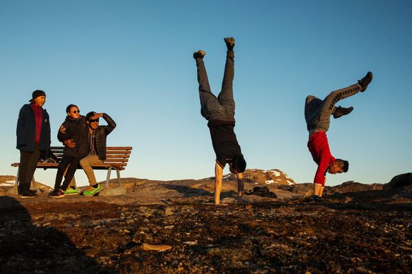 年輕人在塔西拉克鎮外的小山上玩耍，格陵蘭島 - 俄羅斯衛星通訊社