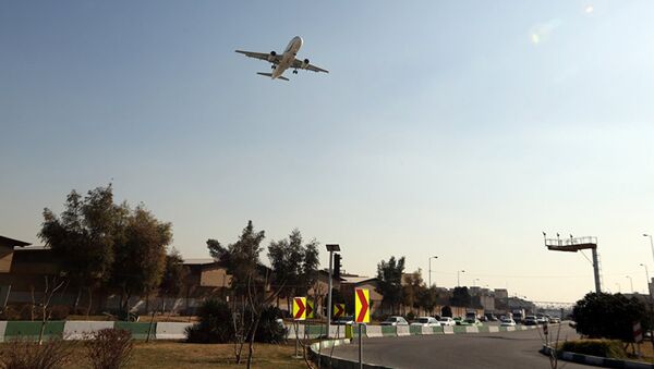A passenger plane prepares to land at Mehrabad airport in the Iranian capital Tehran  - 俄羅斯衛星通訊社