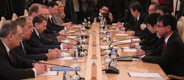 Министр иностранных дел РФ Сергей Лавров (справа) и министр иностранных дел Японии Таро Коно во время встречи в Москве. - 俄罗斯卫星通讯社