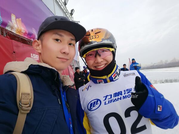 徐同学和中国滑雪运动员徐梦桃合影 徐同学和中国滑雪运动员徐梦桃合影 - 俄罗斯卫星通讯社