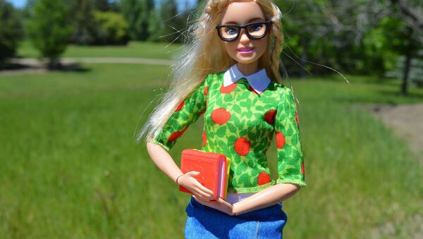 Барби-студентка с учебниками - 俄羅斯衛星通訊社