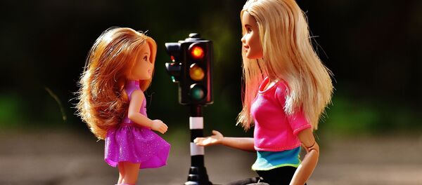 Барби с ребенком на фоне светофора Барби с ребенком на фоне светофора - 俄罗斯卫星通讯社