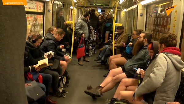 不穿裤子乘地铁 - 俄罗斯卫星通讯社