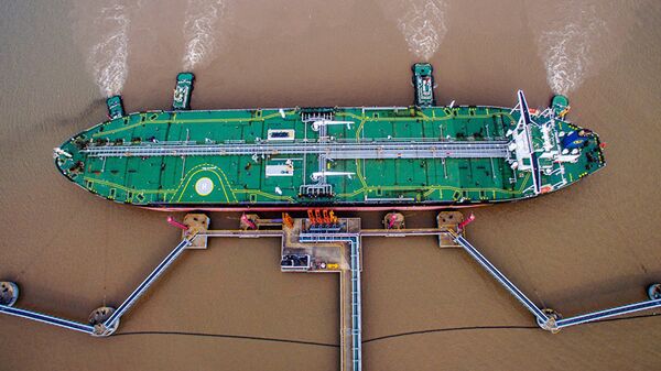 油輪在舟山碼頭卸貨 - 俄羅斯衛星通訊社