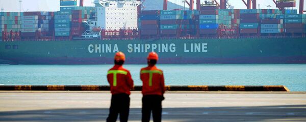 Chinese workers stand on a pier before a cargo ship at a port in Qingdao, east China's Shandong province  - 俄罗斯卫星通讯社