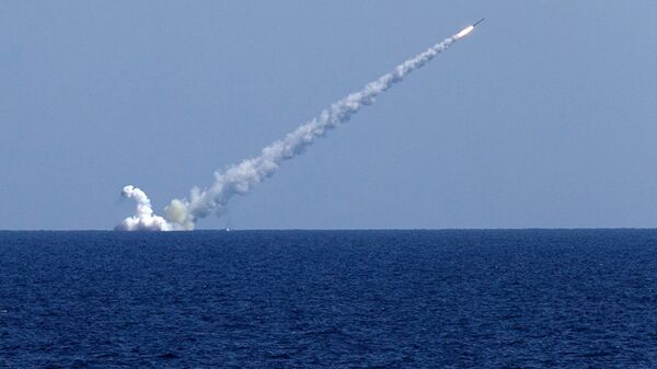 俄軍潛艇在演習期間水下發射「口徑」導彈擊中陸上目標 - 俄羅斯衛星通訊社
