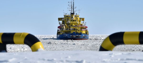 Ледокол Tor в порту береговой линии Карского моря на полуострове Ямал за Полярным кругом - 俄罗斯卫星通讯社