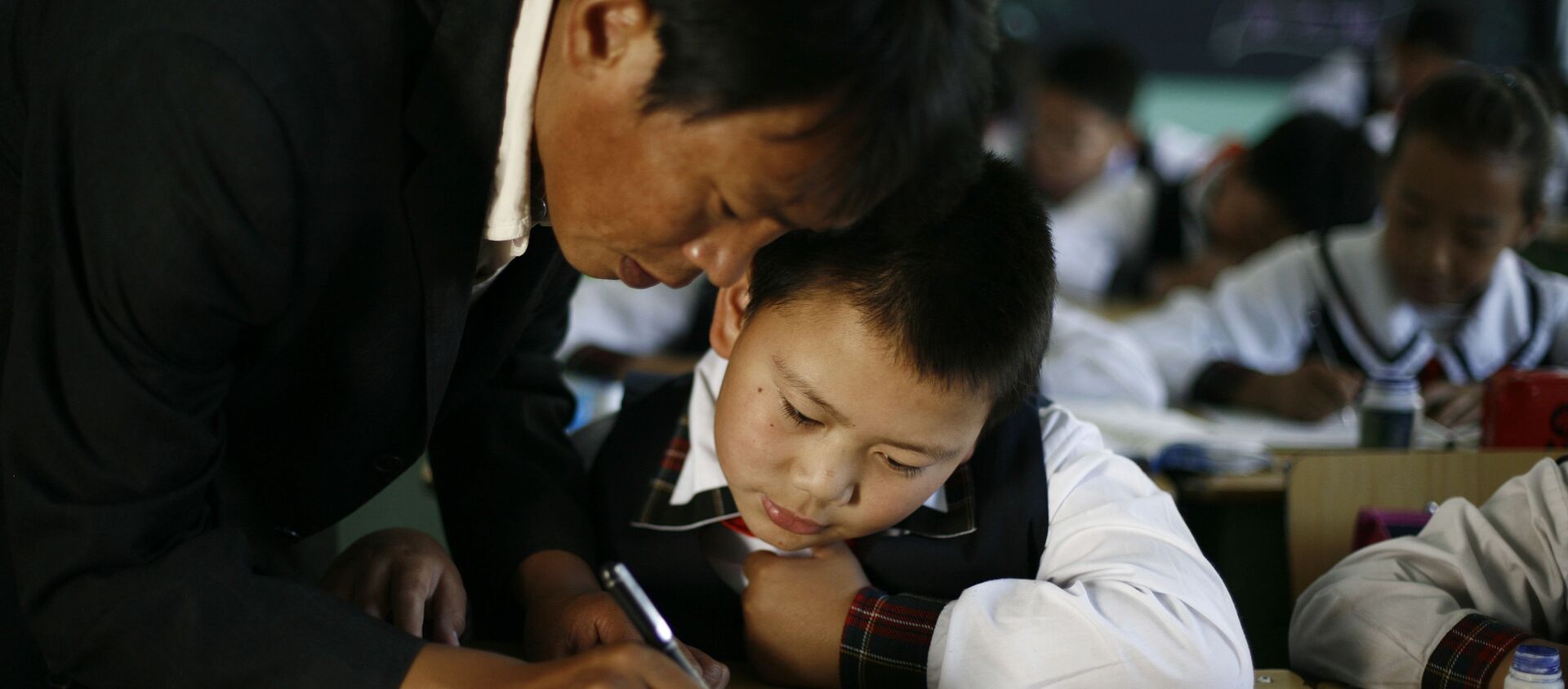 Учитель помогает ученику с заданием в Китае. - 俄罗斯卫星通讯社, 1920, 21.08.2021