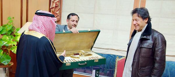 巴基斯坦總理獲贈一鍍金卡拉什尼科夫自動步槍 - 俄羅斯衛星通訊社