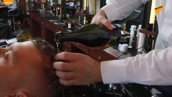 俄罗斯理发师用香槟给顾客洗头 - 俄罗斯卫星通讯社