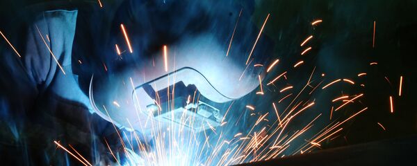 Сварщик в цехе завода по производству трансформаторов Union Transformers, расположенного в пригороде Дамаска - 俄罗斯卫星通讯社