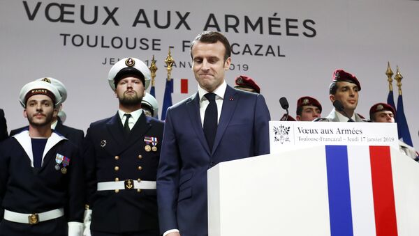 French President Emmanuel Macron (C) reacts as he delivers his 2019 New Year's wishes to the military forces at the air force base 101 Toulouse-Francazal. - 俄罗斯卫星通讯社