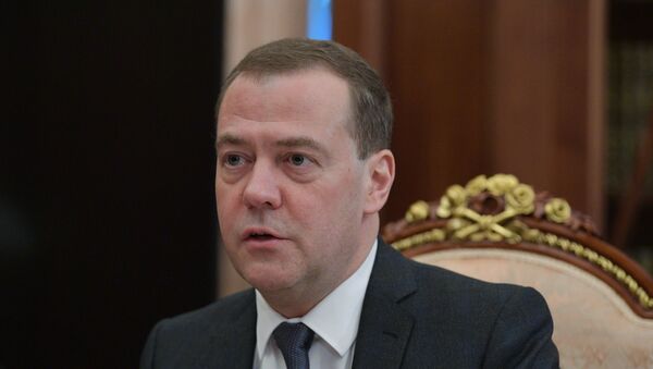 Президент РФ В. Путин встретился с премьер-министром РФ Д. Медведевым - 将整个中三天搞得如同一块巨大