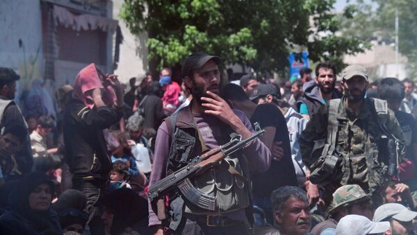 Боевики и члены их семей ожидают вывоза из пригорода Дамаска в Идлиб  - 俄羅斯衛星通訊社