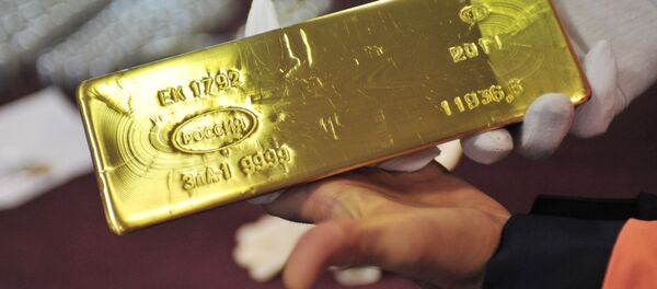 Золотой слиток в руках рабочего в цехе по выпуску заготовок и готовой продукции на Екатеринбургском заводе по обработке цветных металлов - 俄罗斯卫星通讯社