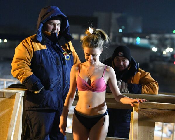 女孩在符拉迪沃斯托克进行主显节沐浴 - 俄罗斯卫星通讯社
