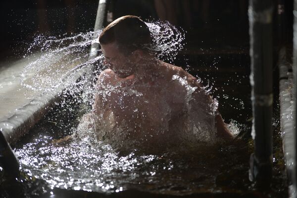 男子在叶卡捷琳堡市中心进行夜间主显节沐浴 - 俄罗斯卫星通讯社