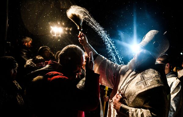 神父在佩列斯拉夫爾 - 扎列斯基為主顯節沐浴參加者灑聖水 - 俄羅斯衛星通訊社