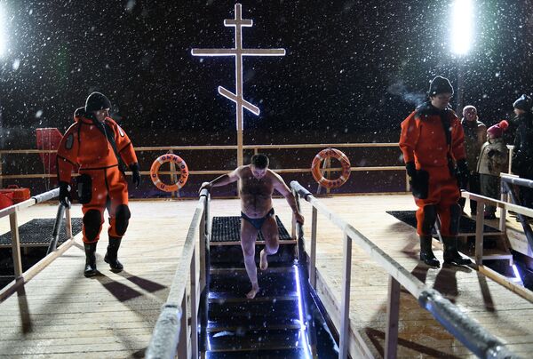莫斯科為主顯節沐浴信徒提供服務的救助人員 - 俄羅斯衛星通訊社