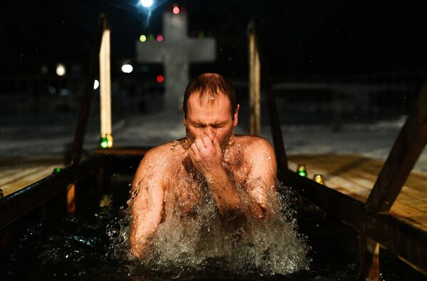 男子在佩列斯拉夫尔-扎列斯基主显圣容教堂沐浴庆祝主显节 - 俄罗斯卫星通讯社