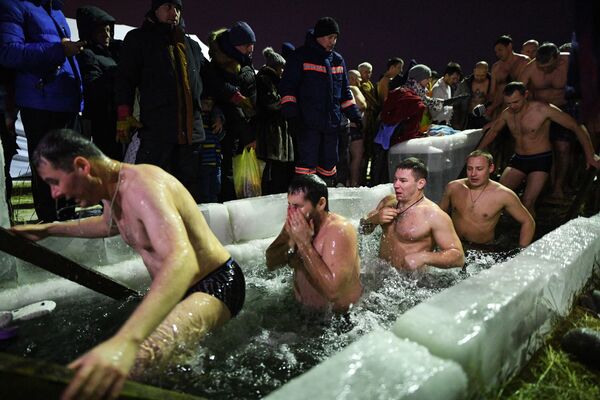 信徒在新西伯利亞水力發電站水庫進行主顯節沐浴 - 俄羅斯衛星通訊社