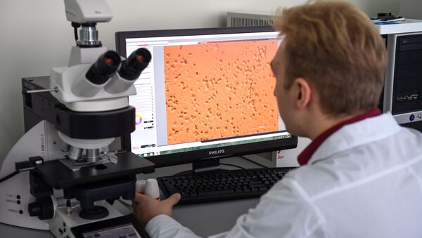 Ученый проводит микроскопирование бактерий - 俄羅斯衛星通訊社