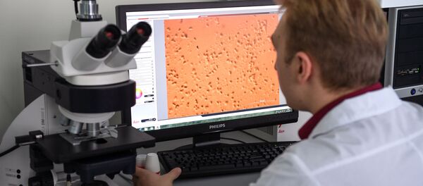 Ученый проводит микроскопирование бактерий - 俄罗斯卫星通讯社