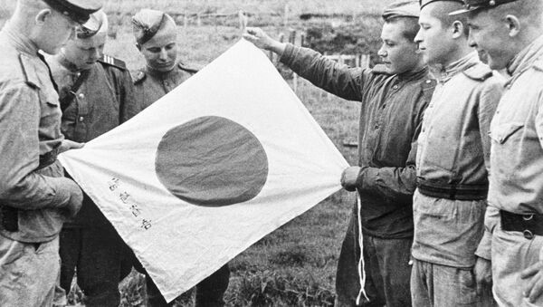 Советские воины рассматривают брошенный при отступлении японский флаг. - 俄罗斯卫星通讯社