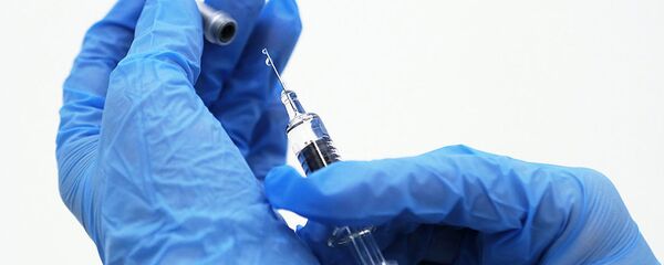 Медик готовит шприц с вакциной против гриппа. - 俄羅斯衛星通訊社