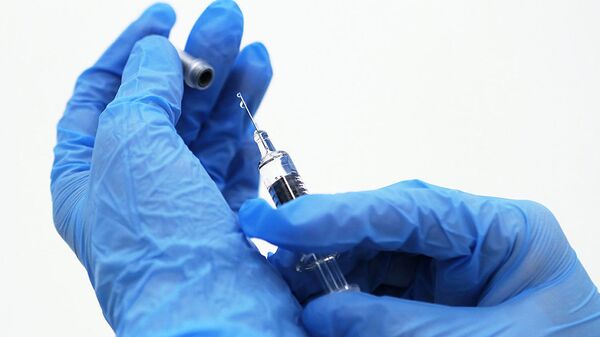 Медик готовит шприц с вакциной против гриппа. - 俄罗斯卫星通讯社